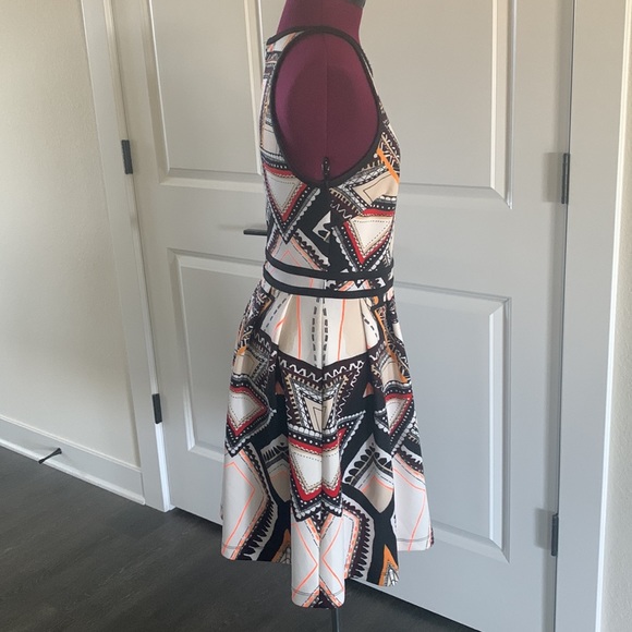 Patterned Knee-Length Dress - Picture 7 of 10